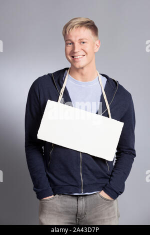Freundlich lächelnden Mann, leeres Namensschild. Stockfoto