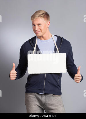 Freudiger mann Daumen hoch, der leeren Tafel. Stockfoto