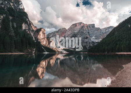 Pragser See bei Sonnenuntergang im Herbst Stockfoto