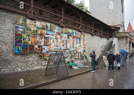 Leute, die sich vor dem Bild Galerie an florians Tor in Krakau, Polen Stockfoto