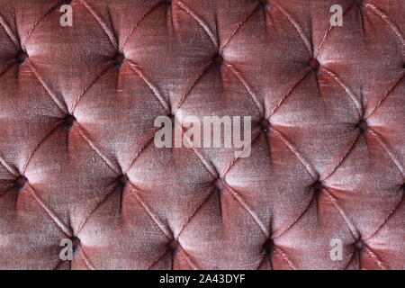 Red Diamond pattern mit Knöpfen, alte vintage Sofa, glänzend roten Samt Stockfoto
