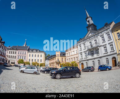 Rathaus mit Marktplatz von Bad Lobenstein in Thüringen Stockfoto