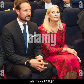 Düsseldorf, Deutschland. 11 Okt, 2019. Kronprinz Haakon von Norwegen sitzt neben Kronprinzessin Mette-Marit in der Aula der K20 Kunstsammlung. Der norwegische Kronprinz und die Kronprinzessin, zusammen mit NRW Ministerpräsident Laschet (CDU), eröffnet eine Ausstellung von Gemälden des norwegischen Künstlers Edvard Munch (1863-1944). Credit: Johannes Neudecker/dpa/Alamy leben Nachrichten Stockfoto