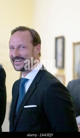 Düsseldorf, Deutschland. 11 Okt, 2019. Kronprinz Haakon von Norwegen ist in der Ausstellung Über den Künstler Edvard Munch. Der norwegische Kronprinz und die Kronprinzessin, zusammen mit NRW Ministerpräsident Laschet (CDU), eröffnet eine Ausstellung von Gemälden des norwegischen Künstlers Edvard Munch (1863-1944). Credit: Johannes Neudecker/dpa/Alamy leben Nachrichten Stockfoto