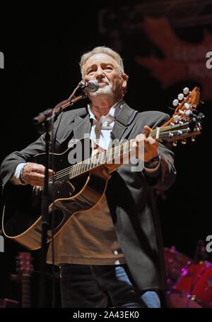 Hiawassee, GA, USA. 11 Okt, 2019. Larry Gatlin auf der Bühne für Gatlin Brothers im Konzert, Georgia Mountain Fairgrounds, Hiawassee, GA, 11. Oktober 2019. Credit: Derek Sturm/Everett Collection/Alamy leben Nachrichten Stockfoto