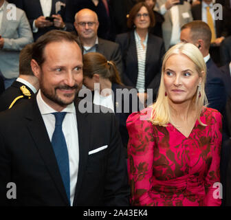 Düsseldorf, Deutschland. 11 Okt, 2019. Kronprinz Haakon von Norwegen sitzt neben Kronprinzessin Mette-Marit in der Aula der K20 Kunstsammlung. Der norwegische Kronprinz und die Kronprinzessin, zusammen mit NRW Ministerpräsident Laschet (CDU), eröffnet eine Ausstellung von Gemälden des norwegischen Künstlers Edvard Munch (1863-1944). Credit: Johannes Neudecker/dpa/Alamy leben Nachrichten Stockfoto