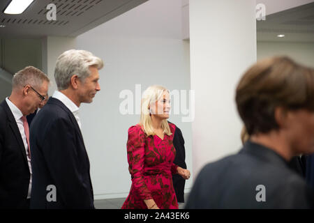 Düsseldorf, Deutschland. 11 Okt, 2019. Kronprinzessin Mette-Marit von Norwegen Wanderungen durch die Halle der Kunstsammlung K20. Der norwegische Kronprinz und die Kronprinzessin, zusammen mit NRW Ministerpräsident Laschet (CDU), eröffnet eine Ausstellung von Gemälden des norwegischen Künstlers Edvard Munch (1863-1944). Credit: Johannes Neudecker/dpa/Alamy leben Nachrichten Stockfoto