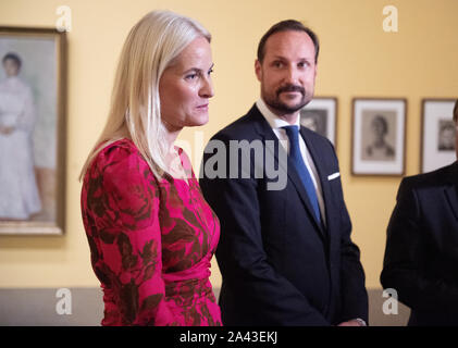 Düsseldorf, Deutschland. 11 Okt, 2019. Kronprinzessin Mette-Marit und Kronprinz Haakon von Norwegen sind in der Ausstellung zu Edvard Munch. Der norwegische Kronprinz und die Kronprinzessin, zusammen mit NRW Ministerpräsident Laschet (CDU), eröffnet eine Ausstellung von Gemälden des norwegischen Künstlers Edvard Munch (1863-1944). Credit: Johannes Neudecker/dpa/Alamy leben Nachrichten Stockfoto