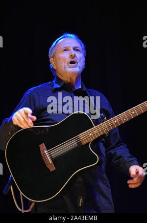 Hiawassee, GA, USA. 11 Okt, 2019. Rudy Gatlin auf der Bühne für Gatlin Brothers im Konzert, Georgia Mountain Fairgrounds, Hiawassee, GA, 11. Oktober 2019. Credit: Derek Sturm/Everett Collection/Alamy leben Nachrichten Stockfoto