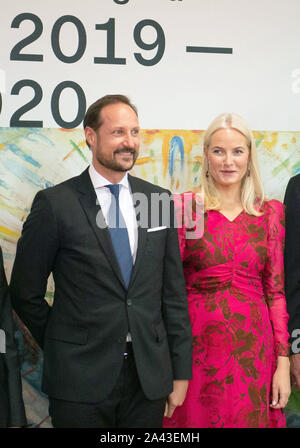 Düsseldorf, Deutschland. 11 Okt, 2019. Kronprinzessin Mette-Marit und Haakon von Norwegen sind im K20 Kunstsammlung. Der norwegische Kronprinz und die Kronprinzessin, zusammen mit NRW Ministerpräsident Laschet (CDU), eröffnet eine Ausstellung von Gemälden des norwegischen Künstlers Edvard Munch (1863-1944). Credit: Johannes Neudecker/dpa/Alamy leben Nachrichten Stockfoto