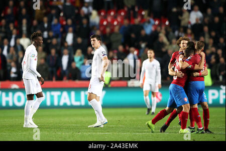 England's Harry Maguire und Tammy Abraham (links) erscheinen niedergeschlagen wie Tschechien Spieler Sieg feiern nach der UEFA Euro 2020 Qualifikation, Gruppe, ein Gleiches an Sinobo Stadium, Prag. Stockfoto