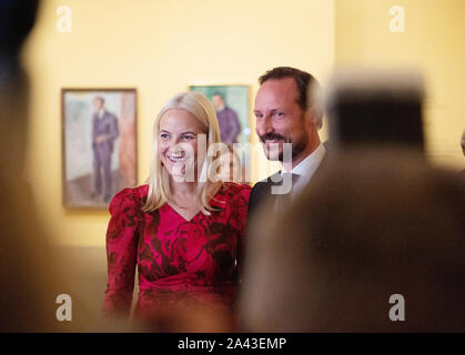 Düsseldorf, Deutschland. 11 Okt, 2019. Kronprinzessin Mette-Marit (46) und Kronprinz Haakon von Norwegen sind in der Ausstellung zu Edvard Munch. Der norwegische Kronprinz und die Kronprinzessin, zusammen mit NRW Ministerpräsident Laschet (CDU), eröffnet eine Ausstellung von Gemälden des norwegischen Künstlers Edvard Munch (1863-1944). Credit: Johannes Neudecker/dpa/Alamy leben Nachrichten Stockfoto