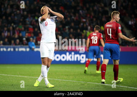 England's Harry Kane reagiert während der UEFA EURO 2020 Qualifikation, Gruppe, ein Gleiches an Sinobo Stadium, Prag. Stockfoto