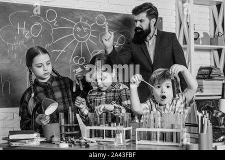 Studium der Atmosphäre. Labor Forschung - Wissenschaftliche Projekt für chemischen Test. Wissenschaft und Bildung. Chemielabor. glückliche Kinder Lehrer. zurück zur Schule. Schule Chemie Labor. Stockfoto