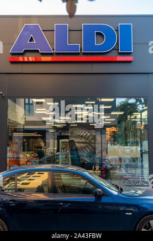 Valencia, Spanien - 28. September 2019: ALDI Store in der Stadt Valencia. Deutschen Global Discounter Kette. Stockfoto