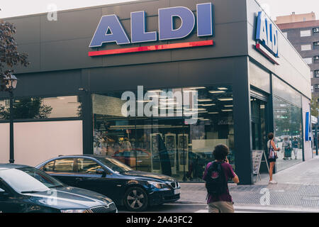 Valencia, Spanien - 28. September 2019: ALDI Store in der Stadt Valencia. Deutschen Global Discounter Kette. Stockfoto