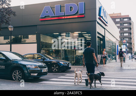 Valencia, Spanien - 28. September 2019: ALDI Store in der Stadt Valencia. Deutschen Global Discounter Kette. Stockfoto