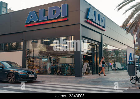 Valencia, Spanien - 28. September 2019: ALDI Store in der Stadt Valencia. Deutschen Global Discounter Kette. Stockfoto