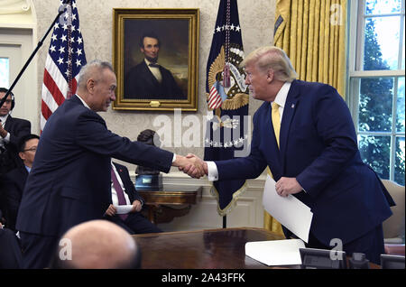 Washington, United States. 11 Okt, 2019. Präsident Donald Trump (R) schüttelt Hände mit chinesischen Vizepremier Liu Er im Oval Office des Weißen Hauses, Freitag, Oktober 11, 2019, Washington, DC. Trump verkündete das Phasing-in der Handelsabkommen mit China, einschließlich der höheren landwirtschaftlichen Exporten und den Zugang für amerikanische Finanzdienstleistungsunternehmen in China. Foto von Mike Theiler/UPI Quelle: UPI/Alamy leben Nachrichten Stockfoto