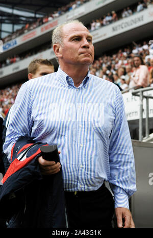 Rheinenergiestadion Köln Deutschland 26.7.2008, Fußball: l1. FC Koeln (CGN, Rot) vs FC Bayern München (FCB, schwarz); Bayern München Präsident Uli Hoeneß (FCB) Stockfoto