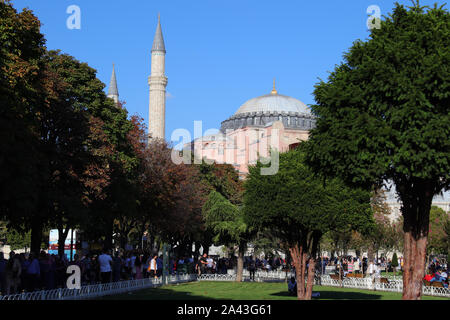 Fatih Sultan Ahmet, Istanbul/Türkei - am 14. September 2019: Hagia Sophia Kuppeln und Minaretten in der Altstadt von Istanbul. Stockfoto