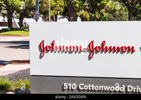 Okt 9, 2019 Milpitas/CA/USA - Johnson&Johnson Logo in Ihren Büros im Silicon Valley; Johnson & Johnson ist ein US-amerikanischer multinationaler corporatio Stockfoto