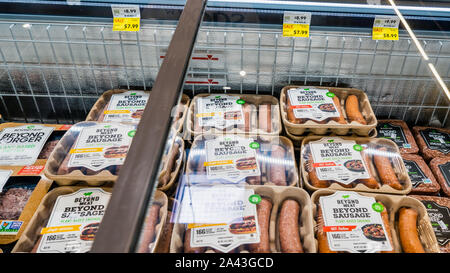Okt 9, 2019 Santa Clara/CA/USA - Jenseits von Fleischerzeugnissen (über Burger, jenseits von Wurst, über Rindfleisch) auf Verkauf zu einem Whole Foods Stores in San Francisco Stockfoto
