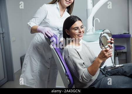 Schöne Frau an der Zahnarzt an Ihre schönen Zähne. Zahnarzt Stockfoto