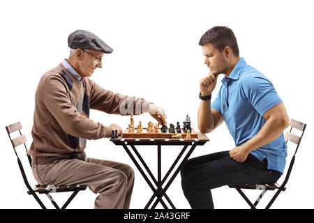 Männer spielen Schach auf weißem Hintergrund Stockfoto