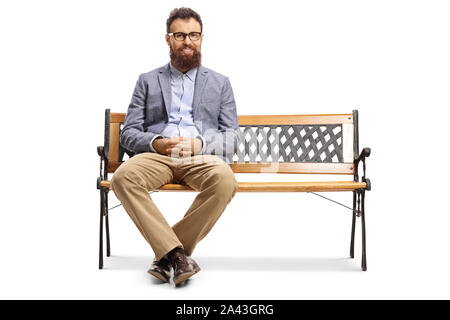 Volle Länge Portrait eines bärtigen Mann sitzt auf einer Bank und lächelnd auf weißem Hintergrund Stockfoto