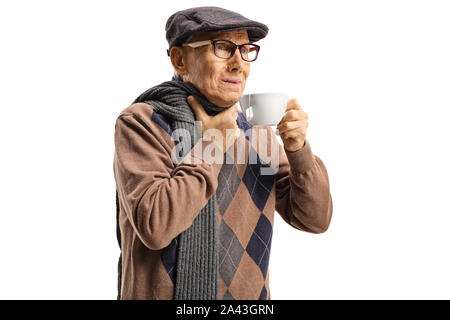 Ältere Menschen leiden unter Halsschmerzen und in einen heißen Tee auf weißem Hintergrund Stockfoto