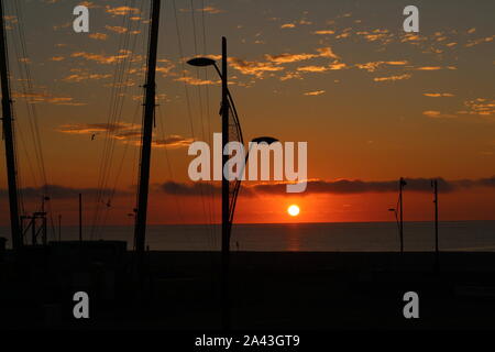 Silhouetten, wie die Sonne aufgeht in Great Yarmouth, Norfolk Stockfoto