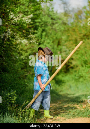 Niedliche Kind in der Natur Spaß mit Schaufel. Ich schätze zu finden. Abenteuer auf der Jagd nach Schätzen. Kleiner Junge mit Schaufel auf der Suche nach Schätzen. Kleine Helfer im Garten arbeiten. Glückliche Kindheit. Stockfoto