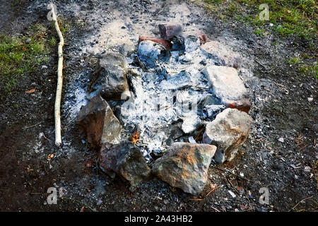 Vorbereiteten Feuerstelle. Kamin mit Steinen Stockfoto