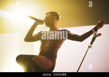 TEATRO DELLA CONCORDIA, Venaria, Italien - 2019/10/11: Die Italienische trapper Achille Lauro führt live am Teatro della Concordia in Venaria Stockfoto