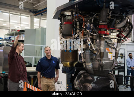 Hawthorne, Vereinigten Staaten von Amerika. 10. Oktober, 2019. NASA-Administrator Jim Bridenstine, rechts, ist eine Tour der SpaceX Hauptsitz eines Unternehmens Ingenieur Oktober 10, 2019 in Hawthorne, Kalifornien. Credit: Aubrey Gemignani/NASA/Alamy leben Nachrichten Stockfoto