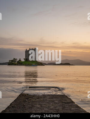 Sonnenuntergang am Schloss Stalker, Schottland Stockfoto