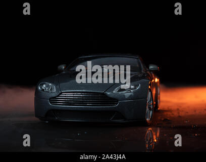 Grau Aston Martin isolierte schwarze Hintergrund Stockfoto