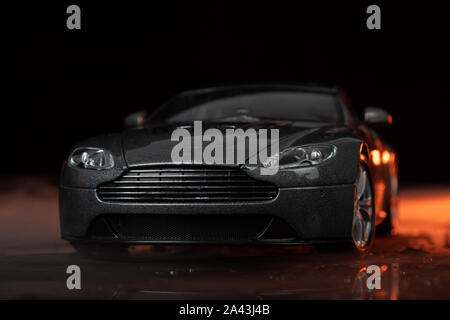 Grau Aston Martin isolierte schwarze Hintergrund Stockfoto