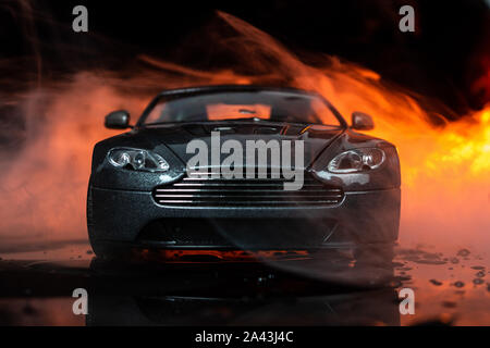 Grau Aston Martin isolierte schwarze Hintergrund Stockfoto