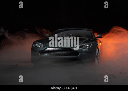 Grau Aston Martin isolierte schwarze Hintergrund Stockfoto