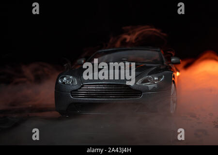 Grau Aston Martin isolierte schwarze Hintergrund Stockfoto