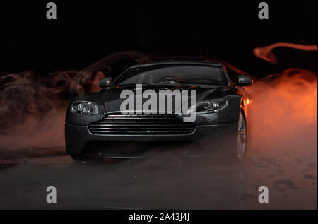 Grau Aston Martin isolierte schwarze Hintergrund Stockfoto