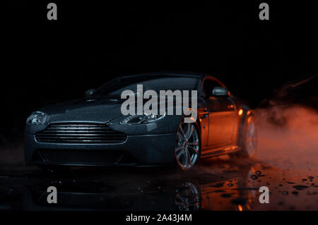 Grau Aston Martin isolierte schwarze Hintergrund Stockfoto