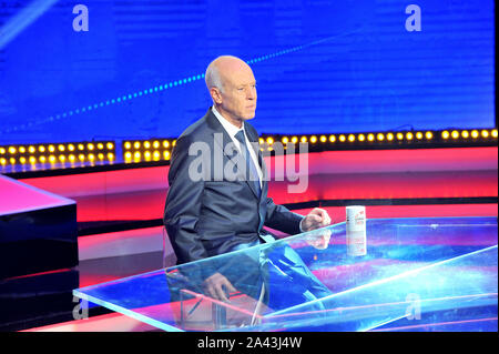 Tunis, Tunis. 11 Okt, 2019. Kais Saied bei TV-Debatte. TV-Debatte zwischen den beiden Kandidaten in die zweite Runde der Tunesischen Präsidentschaftswahlen, Kais Saied und Nabil Karoui Credit: Chokri Mahjoub/ZUMA Draht/Alamy leben Nachrichten Stockfoto