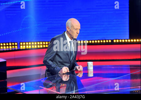 Tunis, Tunis. 11 Okt, 2019. Kais Saied bei TV-Debatte. TV-Debatte zwischen den beiden Kandidaten in die zweite Runde der Tunesischen Präsidentschaftswahlen, Kais Saied und Nabil Karoui Credit: Chokri Mahjoub/ZUMA Draht/Alamy leben Nachrichten Stockfoto