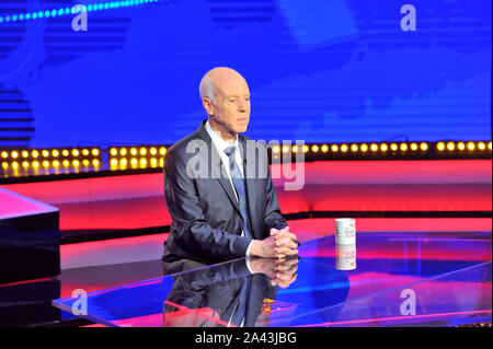 Tunis, Tunis. 11 Okt, 2019. Kais Saied bei TV-Debatte. TV-Debatte zwischen den beiden Kandidaten in die zweite Runde der Tunesischen Präsidentschaftswahlen, Kais Saied und Nabil Karoui Credit: Chokri Mahjoub/ZUMA Draht/Alamy leben Nachrichten Stockfoto