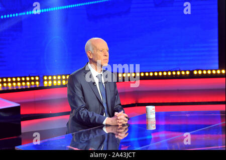 Tunis, Tunis. 11 Okt, 2019. Kais Saied bei TV-Debatte. TV-Debatte zwischen den beiden Kandidaten in die zweite Runde der Tunesischen Präsidentschaftswahlen, Kais Saied und Nabil Karoui Credit: Chokri Mahjoub/ZUMA Draht/Alamy leben Nachrichten Stockfoto