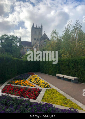 Wells Cathedral von Gartens des Bischofs mit bunten Blumen im Vordergrund Stockfoto