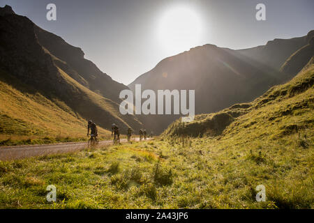 Radfahren die harten Winnats Pass Aufstieg in den Peak District, Derbyshire, England. Stockfoto